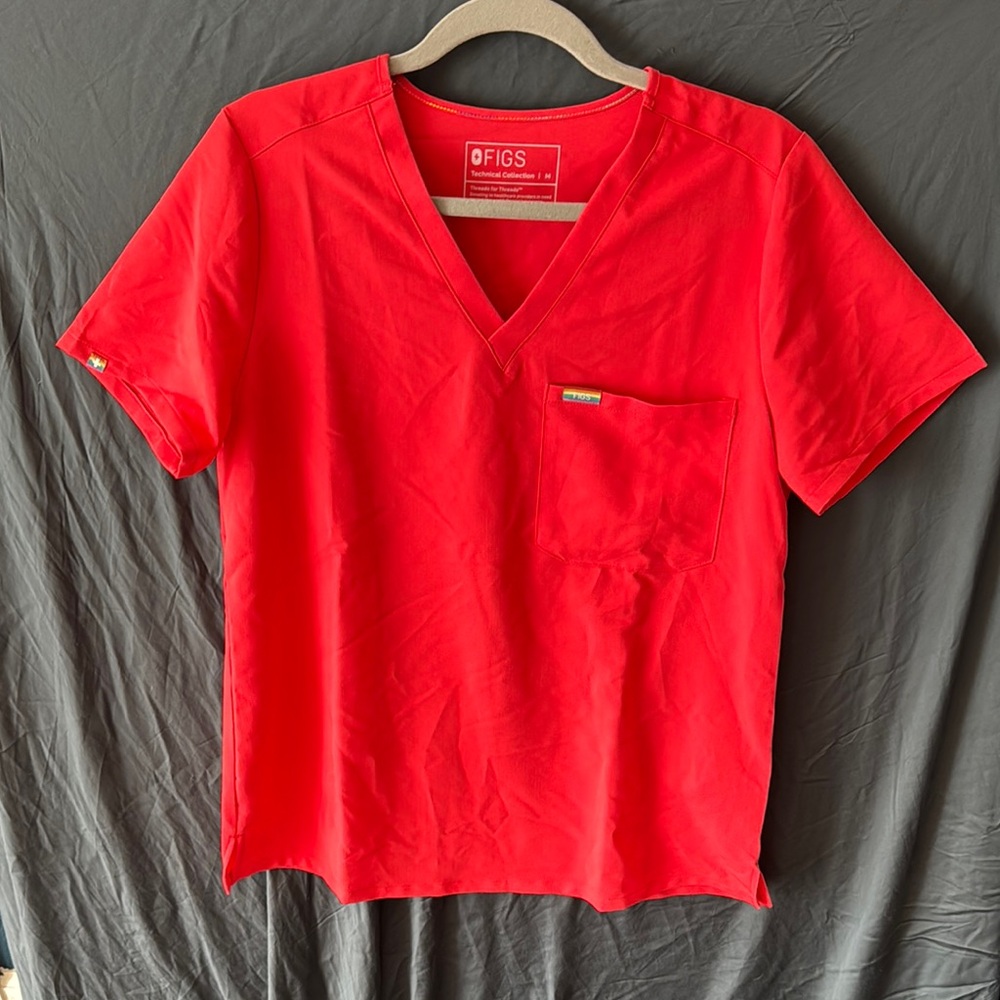 Figs Catarina One-Pocket Scrub Top™ In Hibiscus Pride
